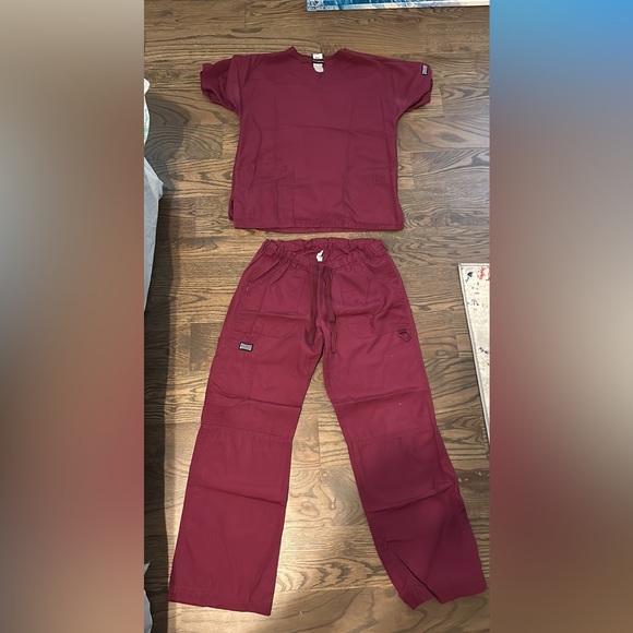 Cherokee burgundy/wine scrub bundle (4 sets). XS tops and small petite bottoms - Picture 1 of 1